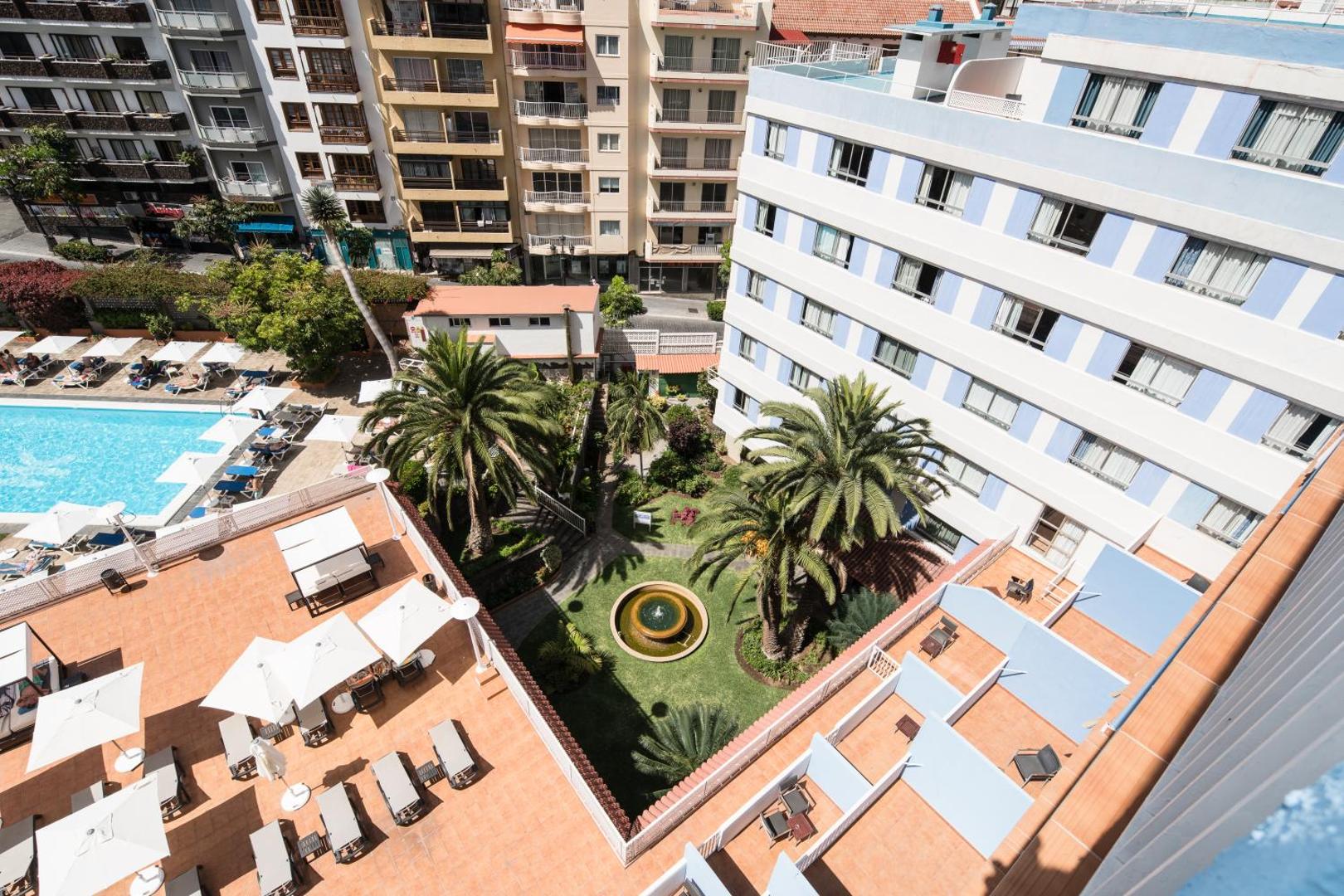 Skats no augšas uz Catalonia Las Vegas sauļošanās terasi, baseina zonu un iekšpagalmu Puerto de la Krusas pilsētvidē