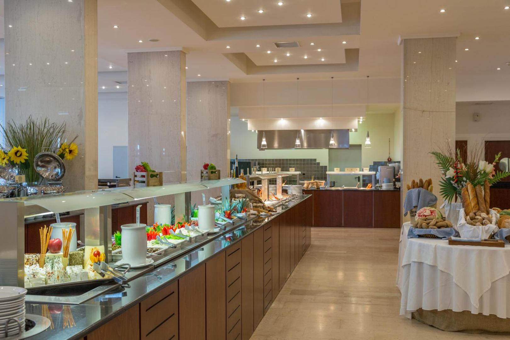 Kresten Palace Hotel bufetes tipa restorāns ar plašu uzkodu, sieru un svaigas maizes izvēli viesnīcas viesiem