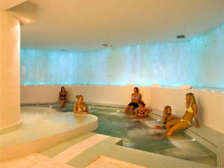 Kresten Palace Hotel spa centrs ar iekštelpu džakuzi baseinu, kur viesi atpūšas pie izgaismotas dekoratīvās sienas Rodas salā