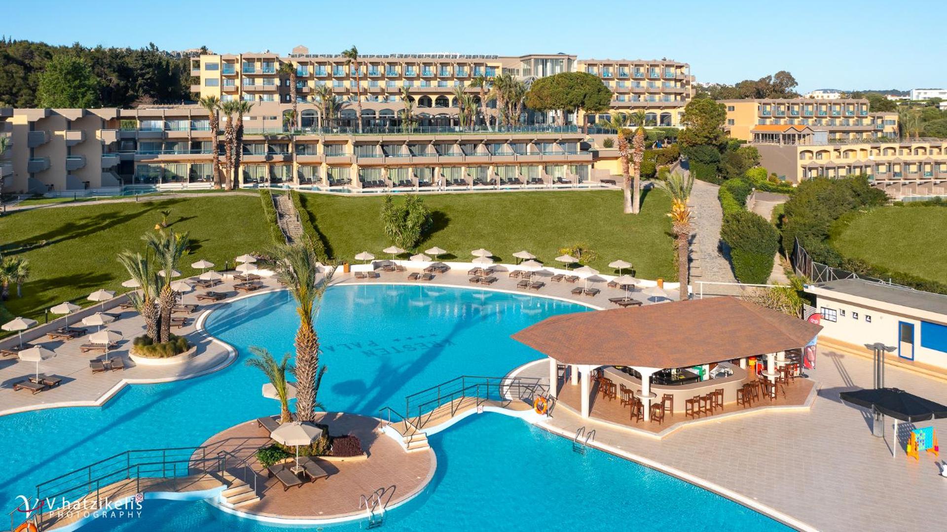 Kresten Palace Hotel viesnīcas ēka un baseina bārs, skats uz terasveida numuriem un labiekārtoto teritoriju Rodas salā.