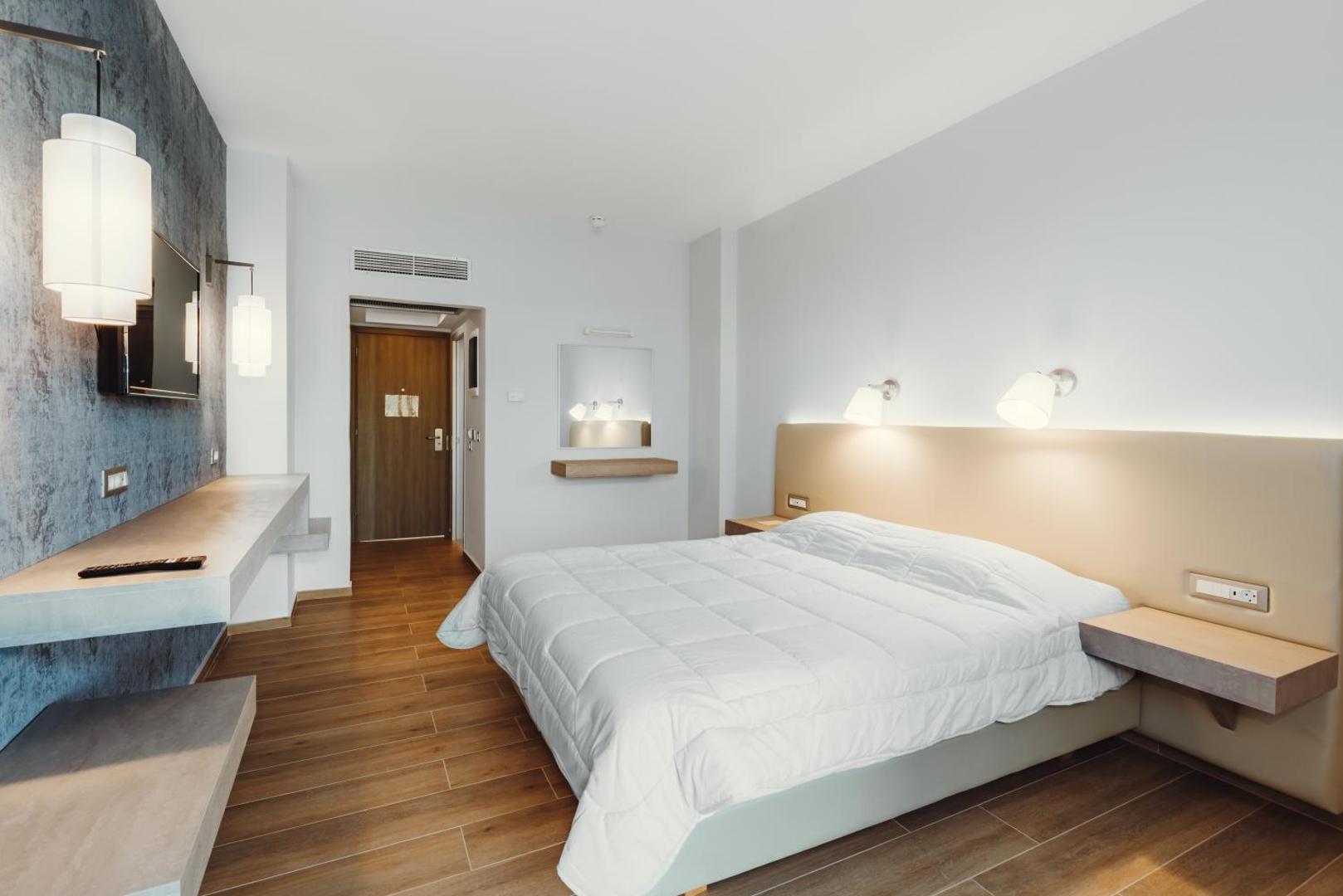 Kresten Palace Hotel elegants numurs ar divguļamo gultu, modernu apgaismojumu un stilīgu sienas dekoru Rodas salā