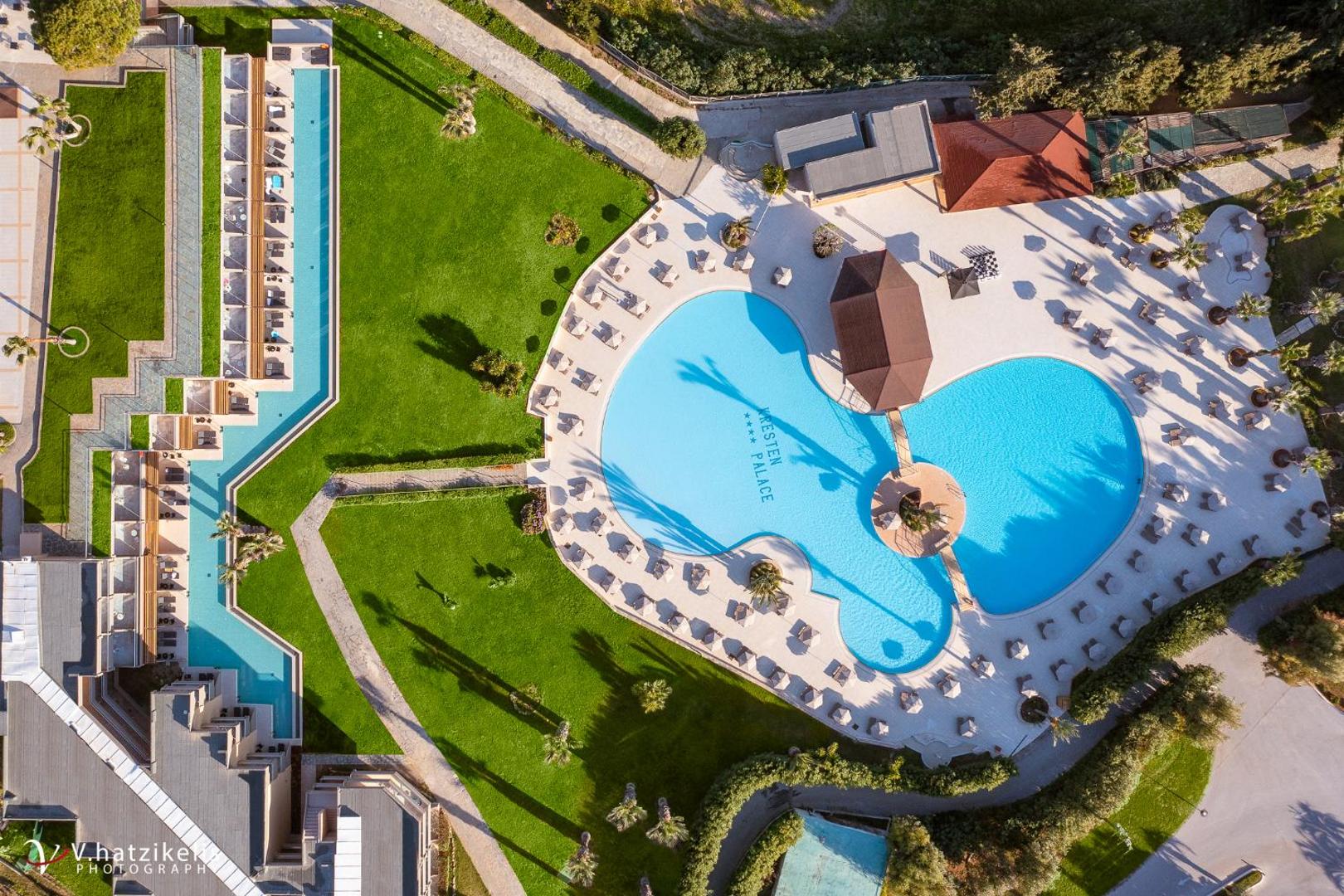 Kresten Palace Hotel teritorijas aerofoto, kurā redzami numuri ar tiešu piekļuvi baseinam un centrālais baseins zaļā dārza ielokā.