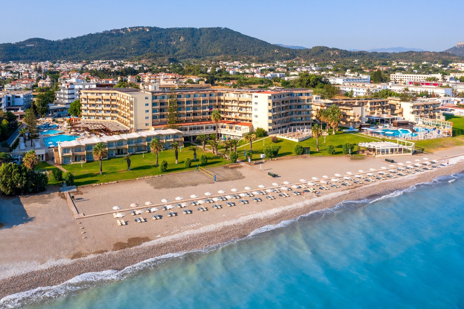 Sun Beach Resort panorāmas skats uz viesnīcas teritoriju, privāto pludmali un zilo jūru Rodas piekrastē