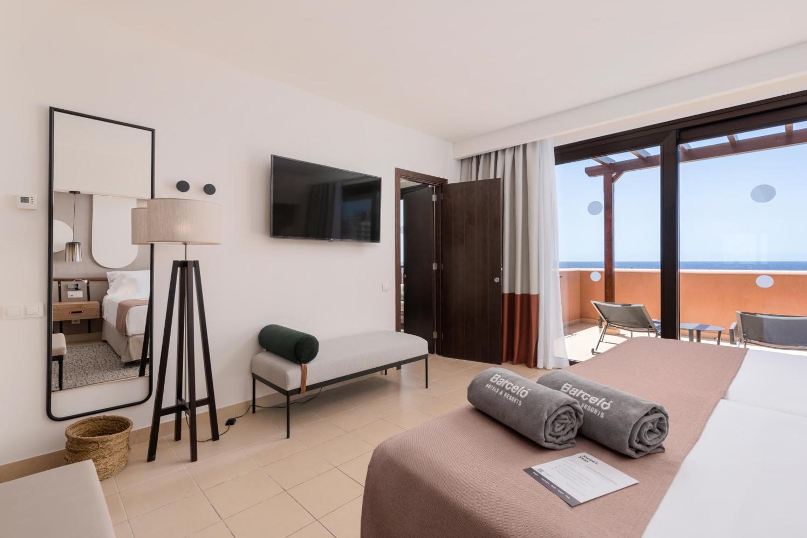 Barceló Tenerife Royal Level gaišs numurs ar skatu uz okeānu, modernu interjeru, lielu spoguli un balkonu Tenerifes piekrastē