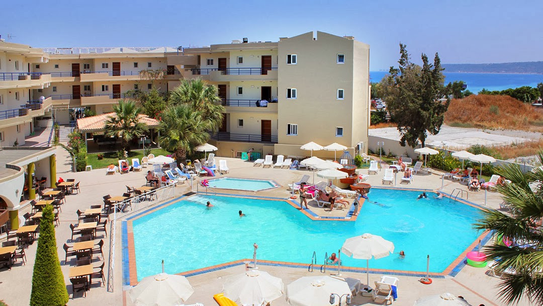 Sea Melody Beach Hotel Apartments teritorijas panorāma ar baseiniem un skatu uz jūru Rodas salā — saulains pagalms ar palmām