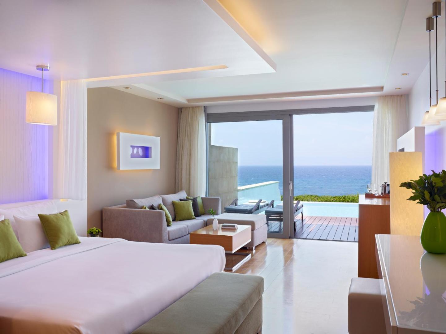 Amus Hotel & Spa moderns numurs ar skatu uz jūru, privātu terasi un baseinu piekrastē Rodas salā, Grieķijā