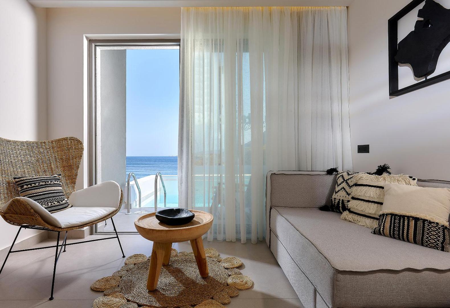 Bali Star Resort Hotel numurs ar tiešu piekļuvi baseinam, pītu atpūtas krēslu un skatu uz jūru Bali ciemata piekrastē