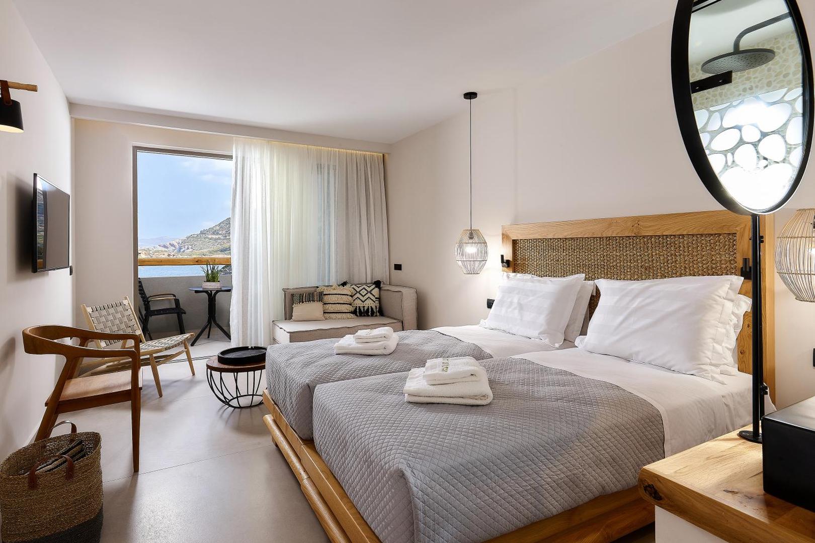 Bali Star Resort Hotel numurs ar divām gultām, boho stila dekorācijām un balkonu, no kura paveras skats uz piekrasti