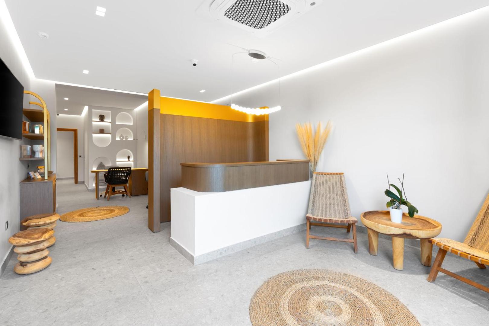 Bali Star Resort Hotel spa recepcijas zona ar koka elementiem, pītiem paklājiem un modernu dizainu Bali, Krētā