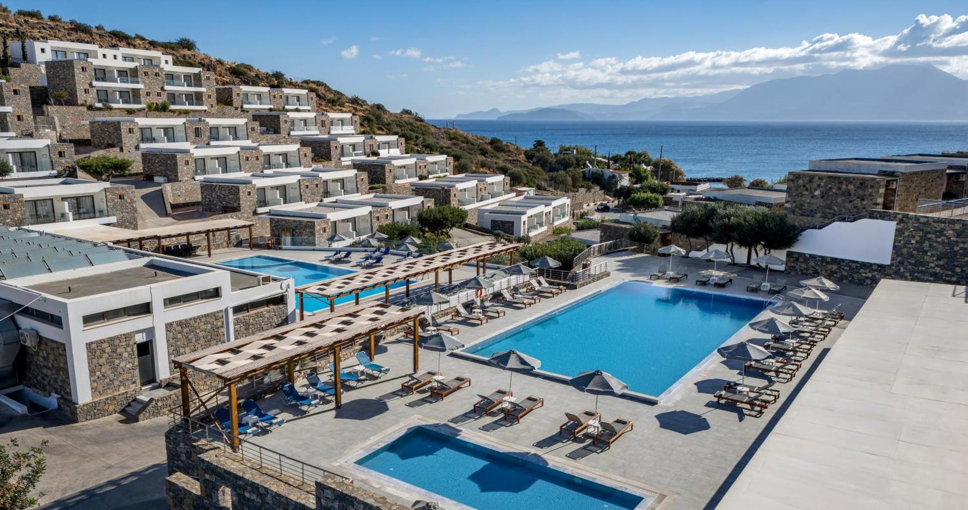 Panorāmas skats uz Ariadne Beach Hotel Malia kompleksu, baseiniem un terasveida numuriem pie Vidusjūras Krētā
