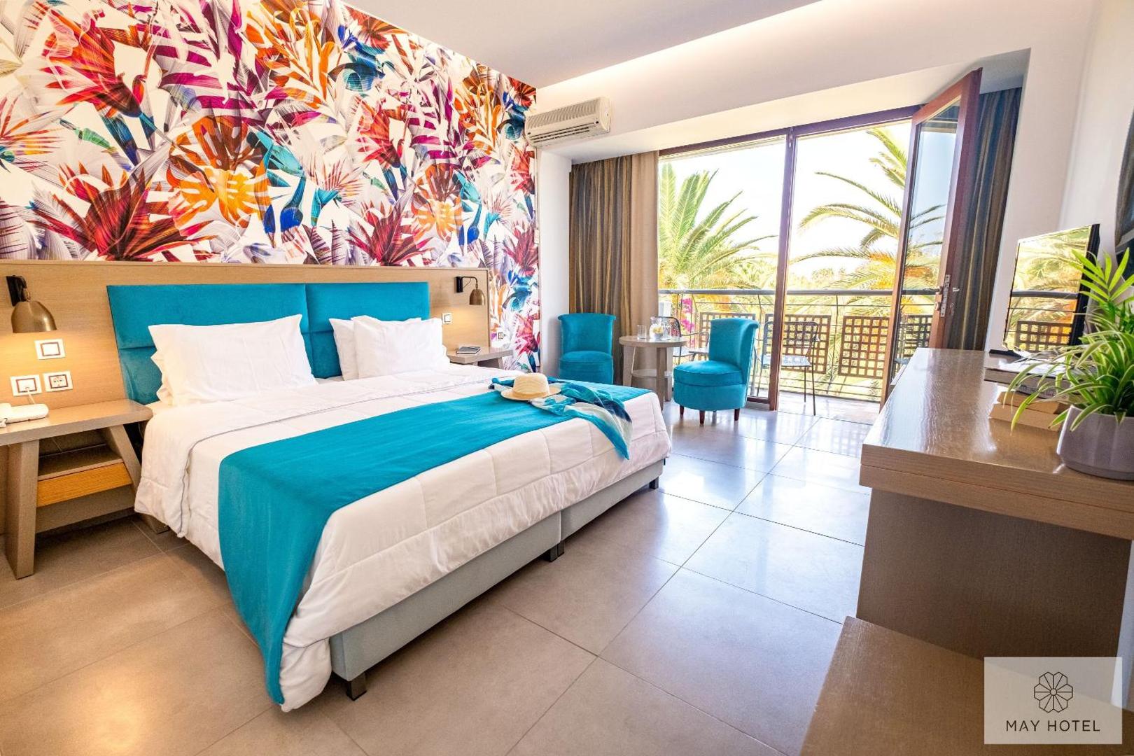 May Hotel moderns divvietīgs numurs ar ziliem akcentiem un plašu stikloto sienu uz balkonu Krētas piekrastē