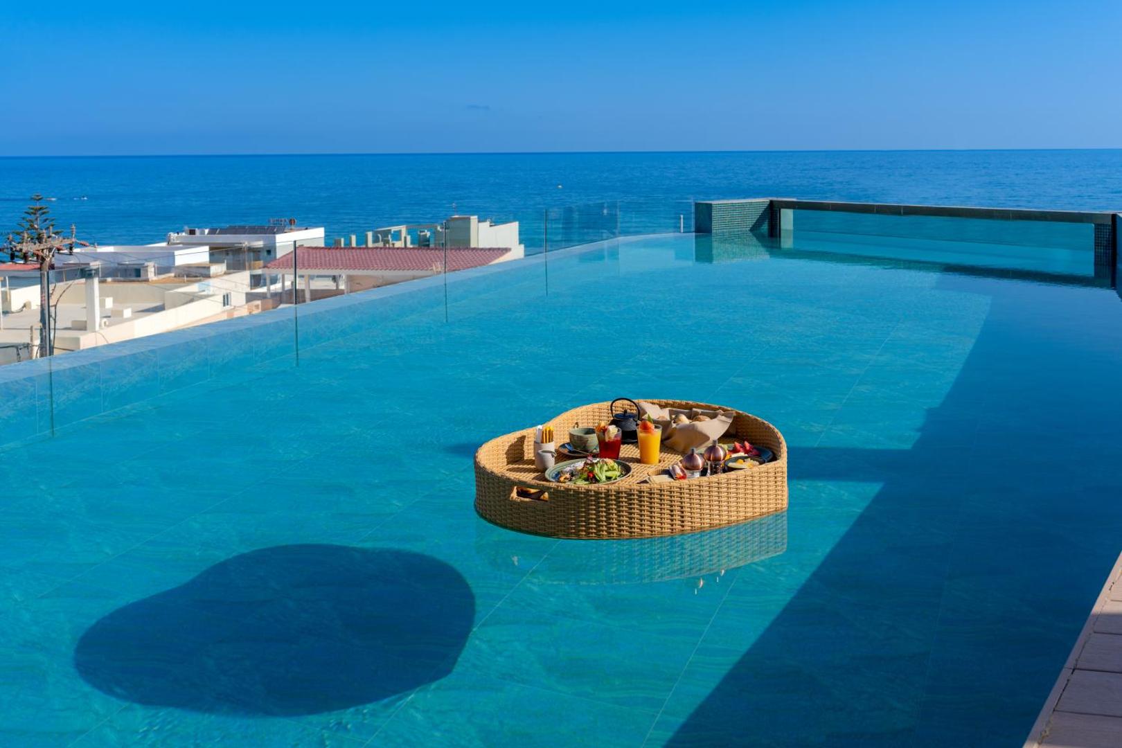 Peldējošas brokastis Minos Ambassador Suites & Spa jumta baseinā ar skatu uz Vidusjūru Retimno piekrastē