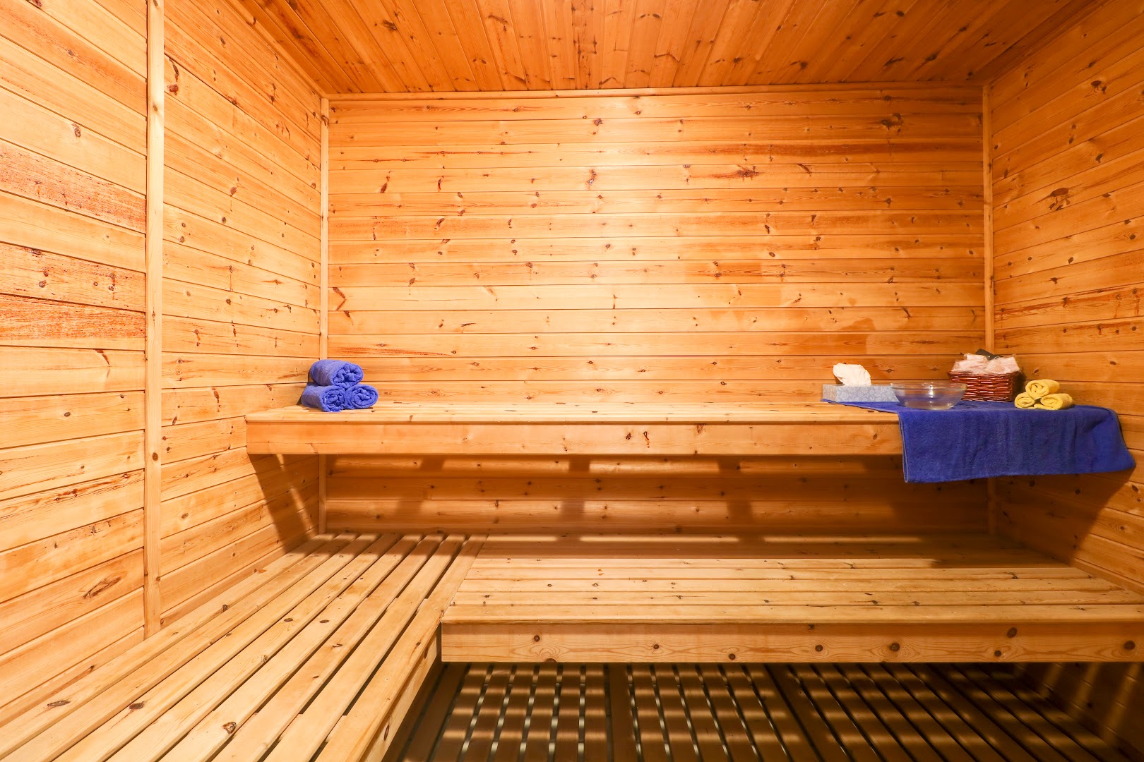 Creta Star Hotel spa centra koka apdares sauna ar dvieļiem un relaksācijas piederumiem Krētā — mierpilna atpūtas zona viesiem