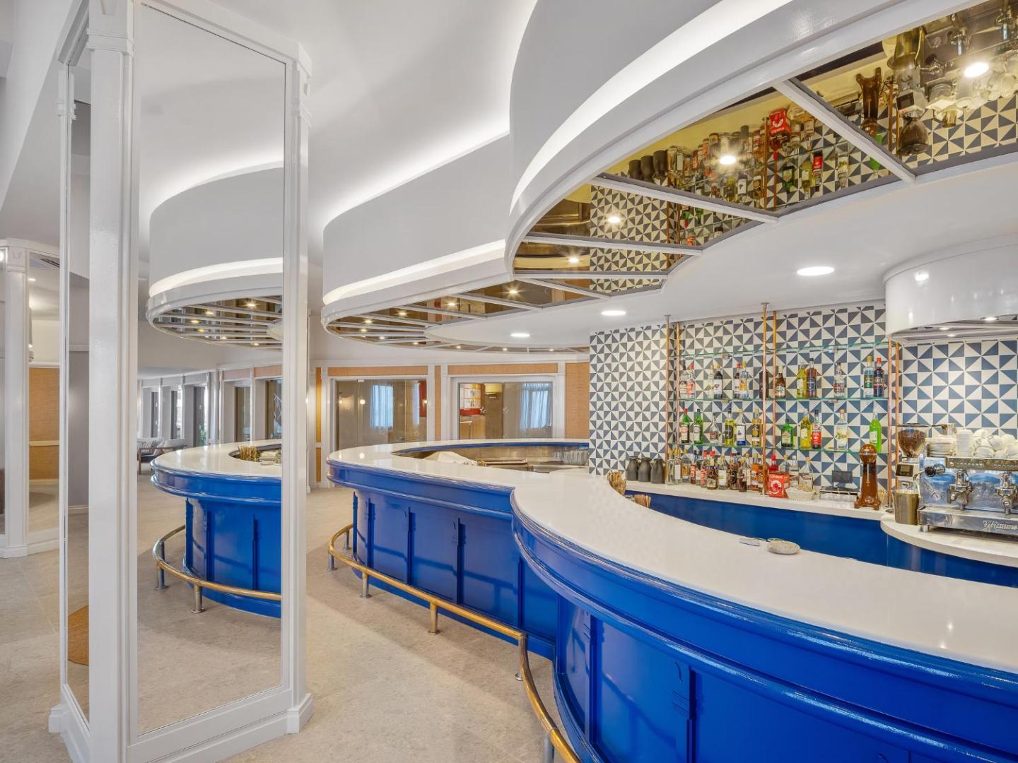Creta Star Hotel bāra zona ar modernu dizainu, rakstainām flīzēm un plašu dzērienu izvēli Krētas kūrortā