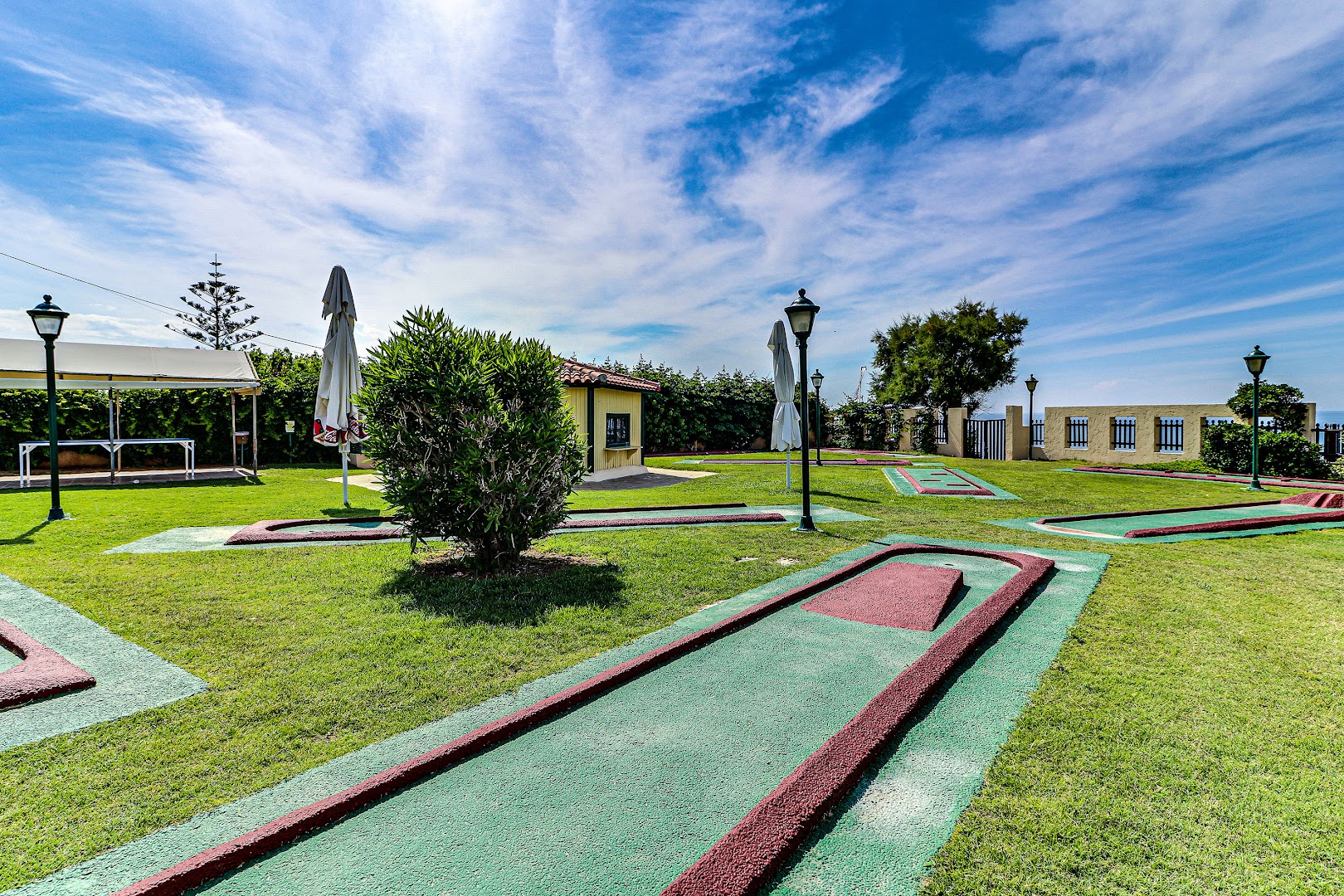 Creta Star Hotel minigolfa laukums zaļā zonā pie jūras Krētā — aktīvās atpūtas iespējas ģimenēm un bērniem