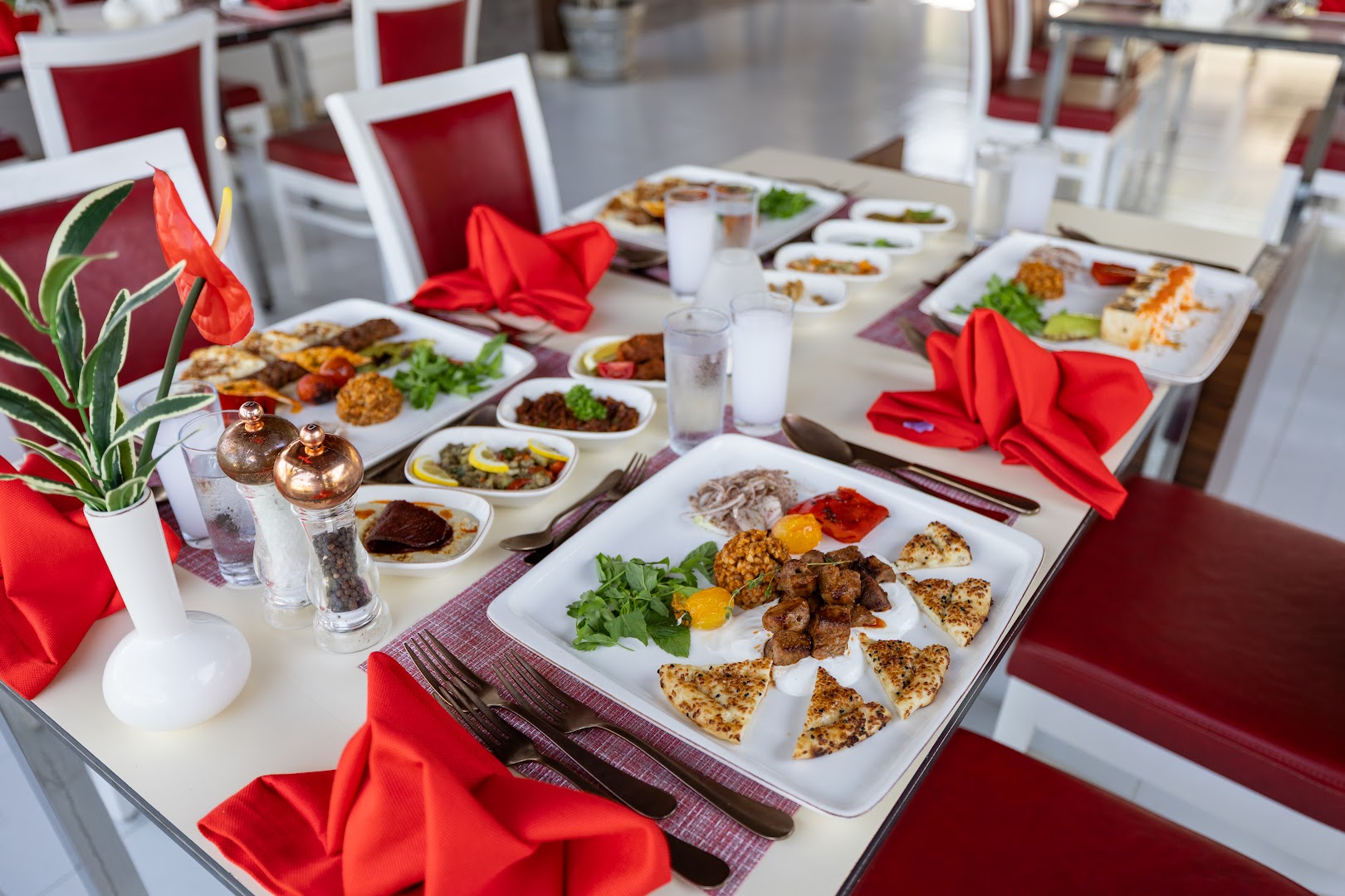 Tradicionālie turku virtuves ēdieni un uzkodas uz servēta galda Von Resort Golden Beach restorānā