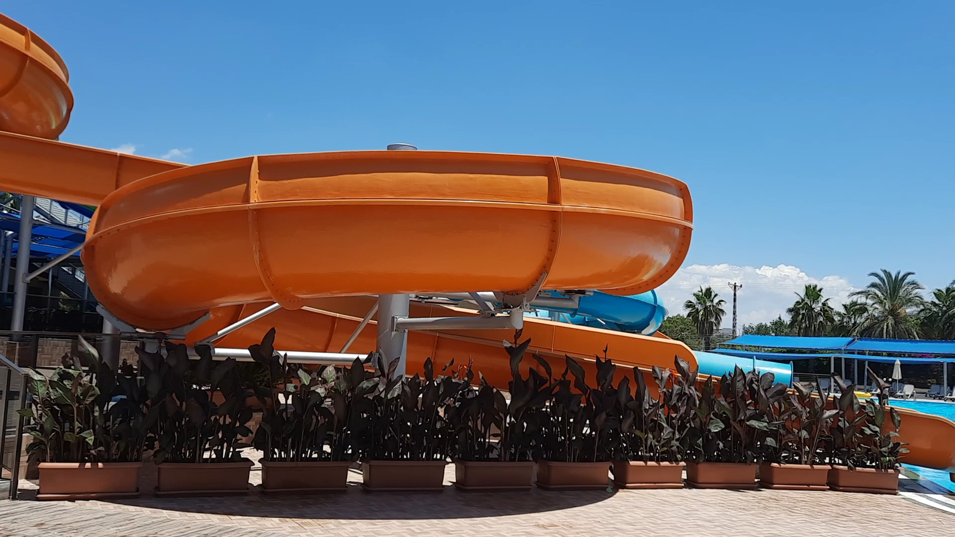 VONRESORT Golden Beach akvaparka oranžais ūdens slidkalniņš zem skaidrām debesīm Turcijas kūrortā