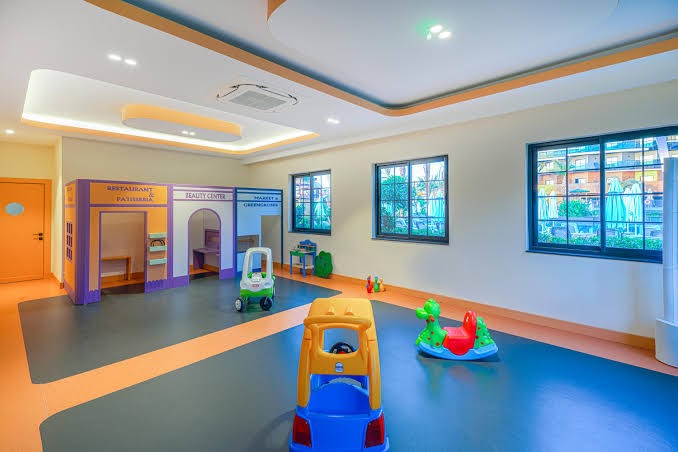 Kirman Calyptus Resort & SPA krāsaina bērnu rotaļu istaba ar dažādām rotaļlietām, mazām mājiņām un mīksto grīdas segumu