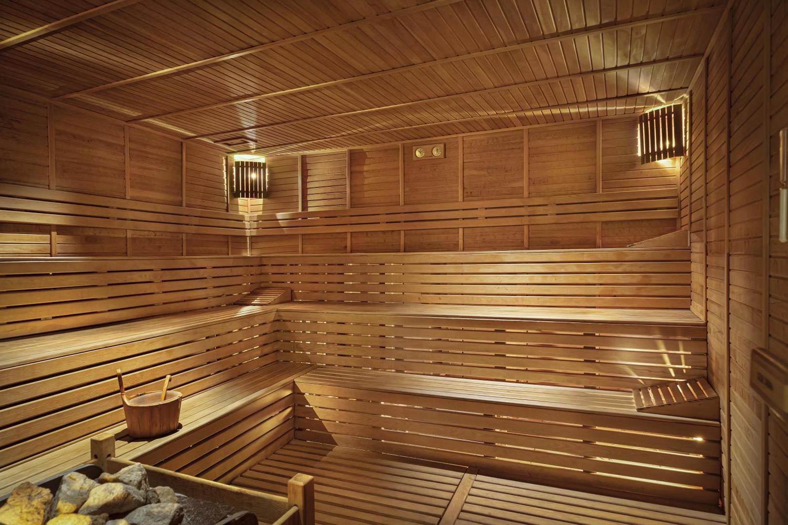 Kaya Side viesnīcas spa centra koka apdares sauna ar vairākiem līmeņiem un akmeņu krāsni relaksācijai Turcijas kūrortā