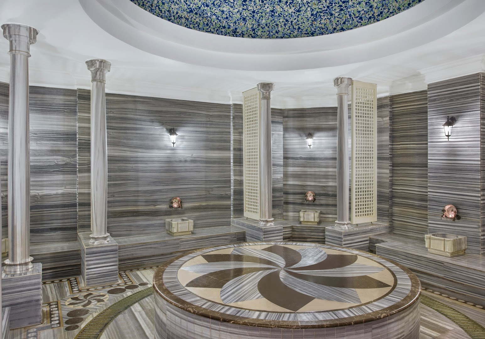 Tradicionāls turku hamams viesnīcas Delphin Diva spa centrā ar marmora apdari, kolonnām un centrālo akmens platformu.