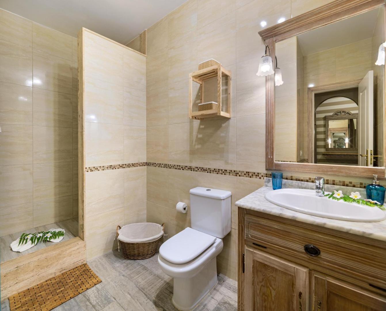 Viesnīcas Green Garden Eco Resort numura vannas istaba ar dušu, koka mēbelēm, marmora virsmu un siltu flīžu apdari Tenerifē