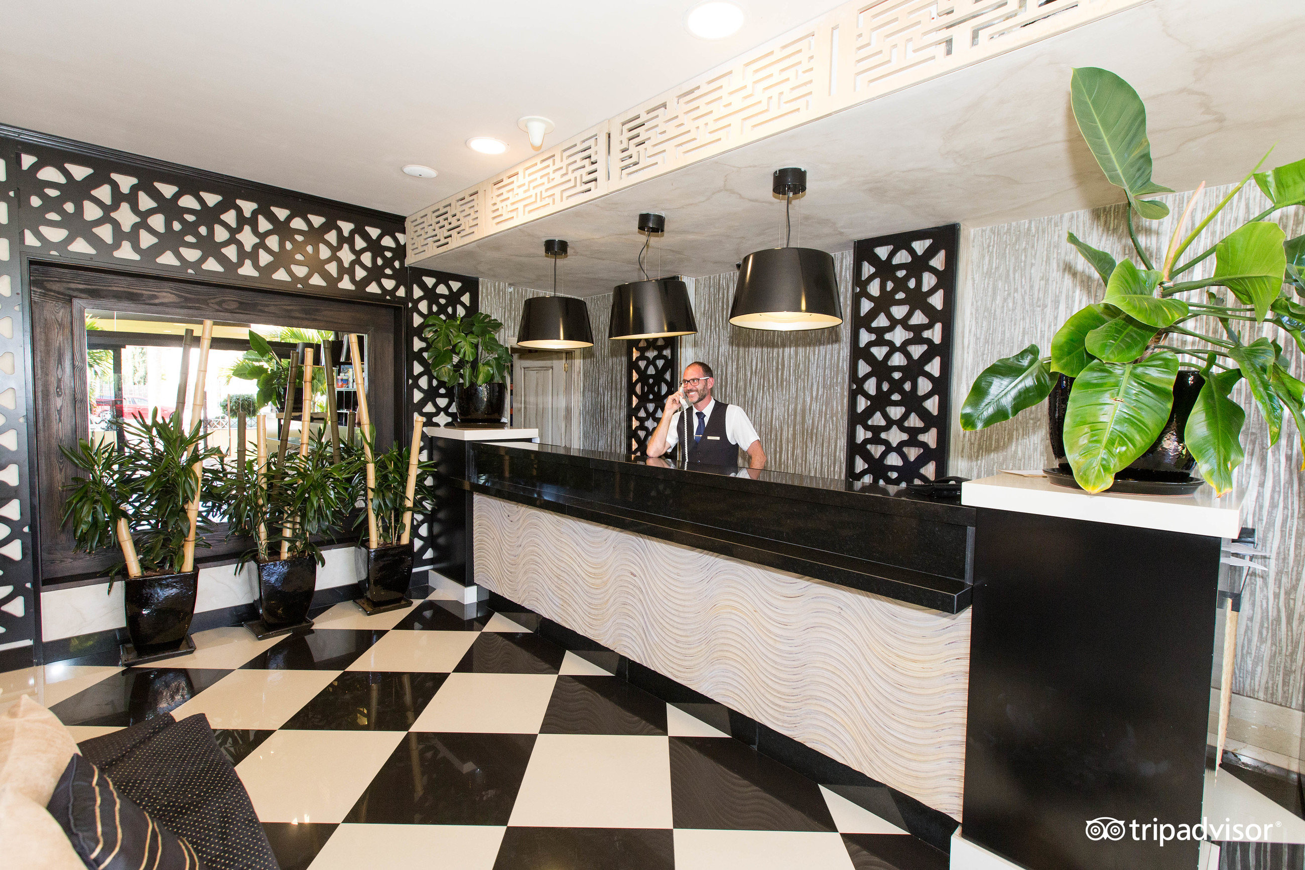 Green Garden Eco Resort modernā recepcijas zona ar melnbaltu grīdu un laipnu apkalpošanu Tenerifē
