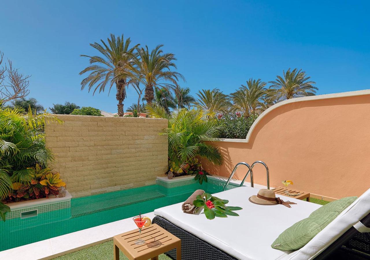 Green Garden Eco Resort privātais baseins pie numura ar sauļošanās krēslu un palmām Tenerifē — ekskluzīva atpūtas zona zem klajas debess