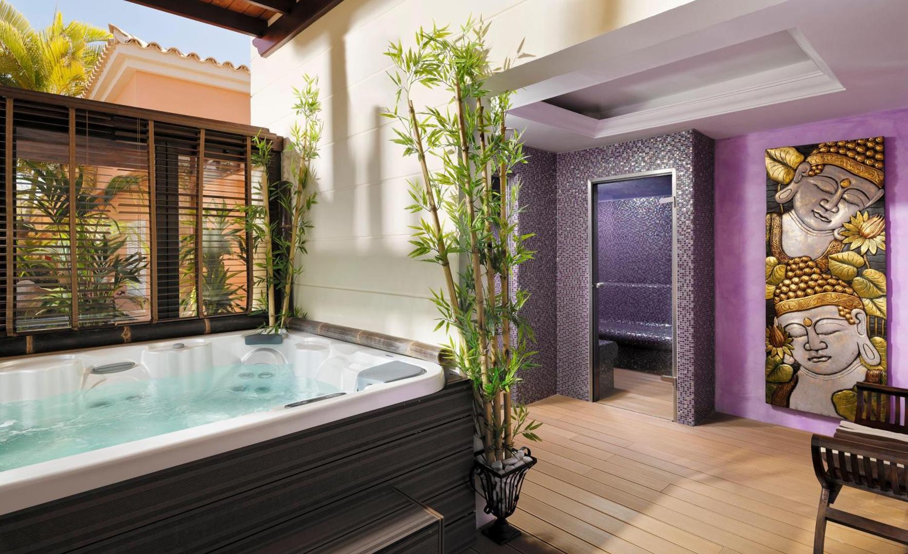 Green Garden Eco Resort spa zona ar burbuļvannu, bambusa dekoriem un tvaika pirti Tenerifē — relaksējoša vide ar Budas motīviem
