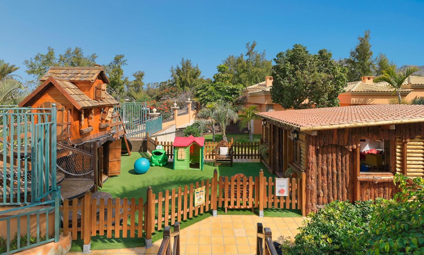 Green Garden Eco Resort bērnu rotaļu laukums brīvā dabā ar koka mājiņām un drošu segumu Tenerifes kūrortā
