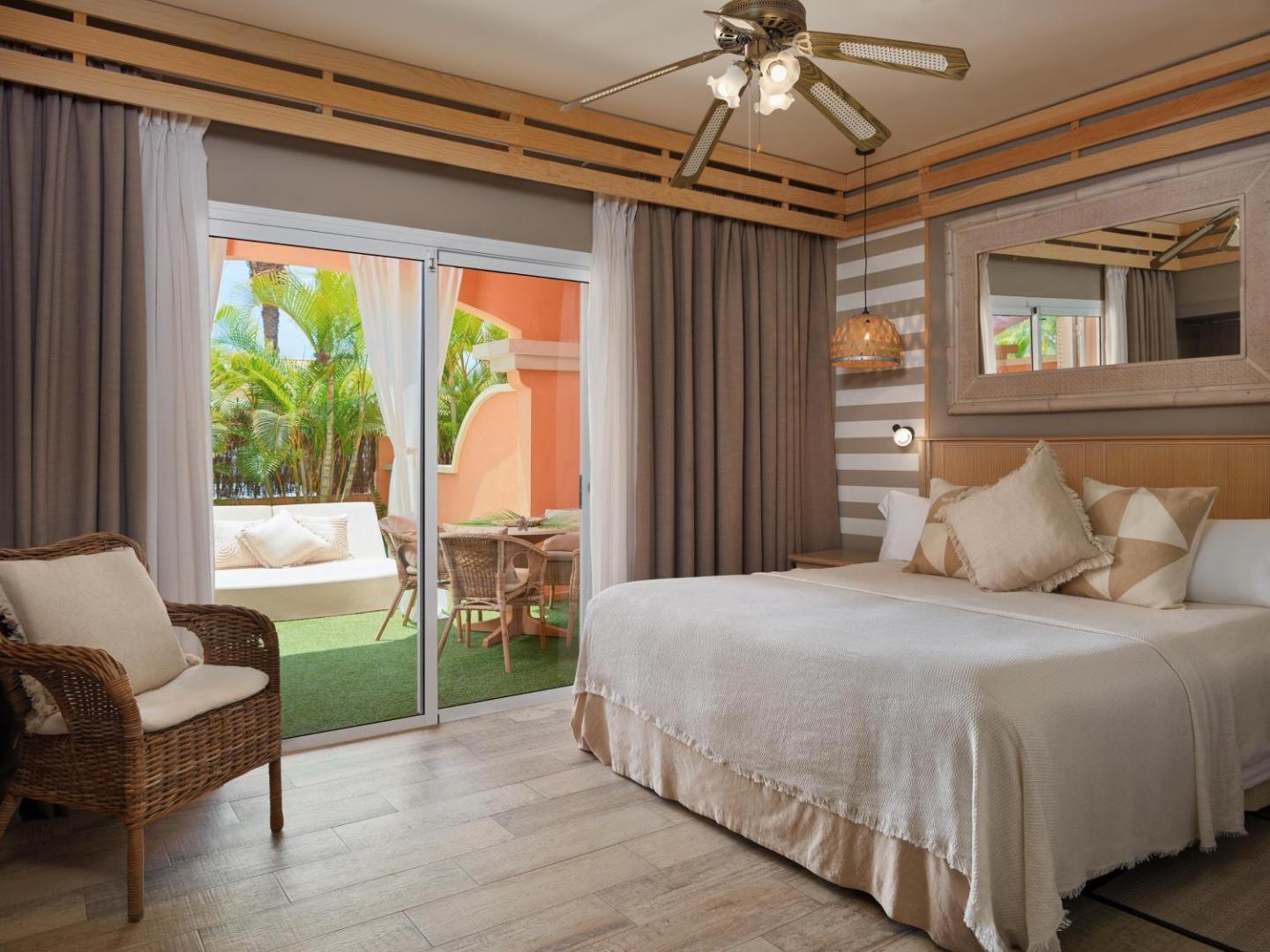 Green Garden Eco Resort plašs guļamistabas numurs ar skatu uz dārzu un terasi Tenerifē — gaišas krāsas un dabiski materiāli