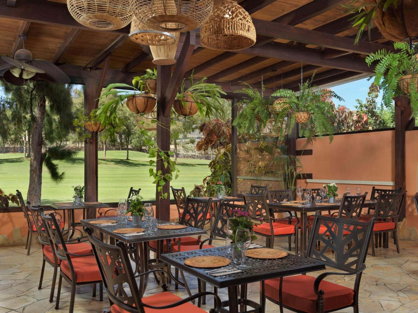 Green Garden Eco Resort restorāna terase ar koka griestiem, pītiem gaismekļiem un skatu uz zaļo dārzu Tenerifē