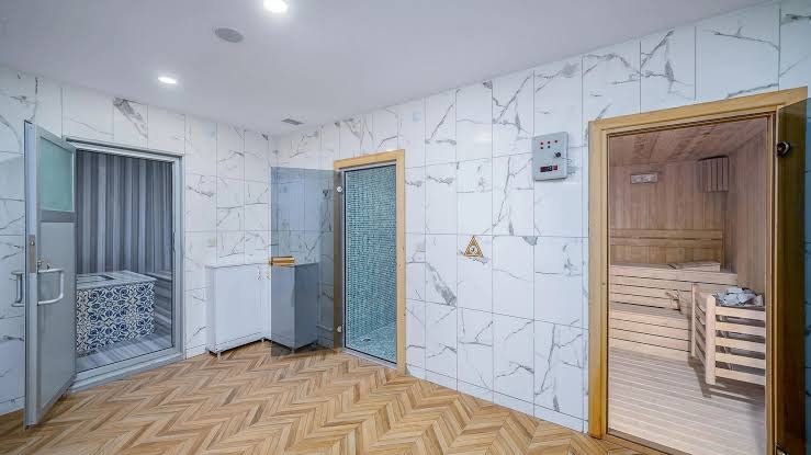 Aria Resort & Spa Hotel spa centra zona ar saunu, tvaika pirti un hamamu — moderna atpūtas telpa ar marmora apdari