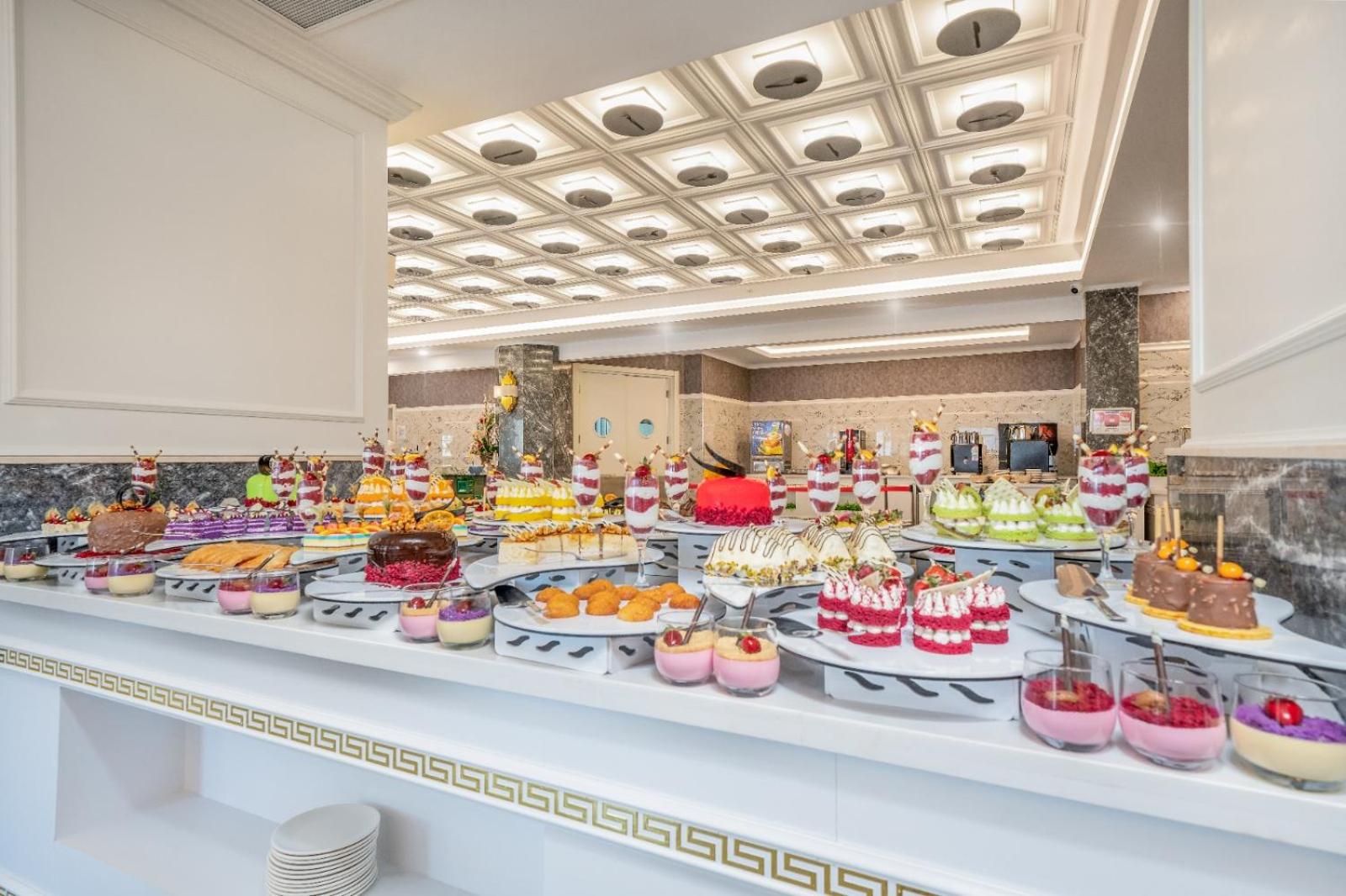 Aria Resort & Spa Hotel restorāna desertu bufete ar plašu kūku, krēmu un augļu desertu izvēli viesiem