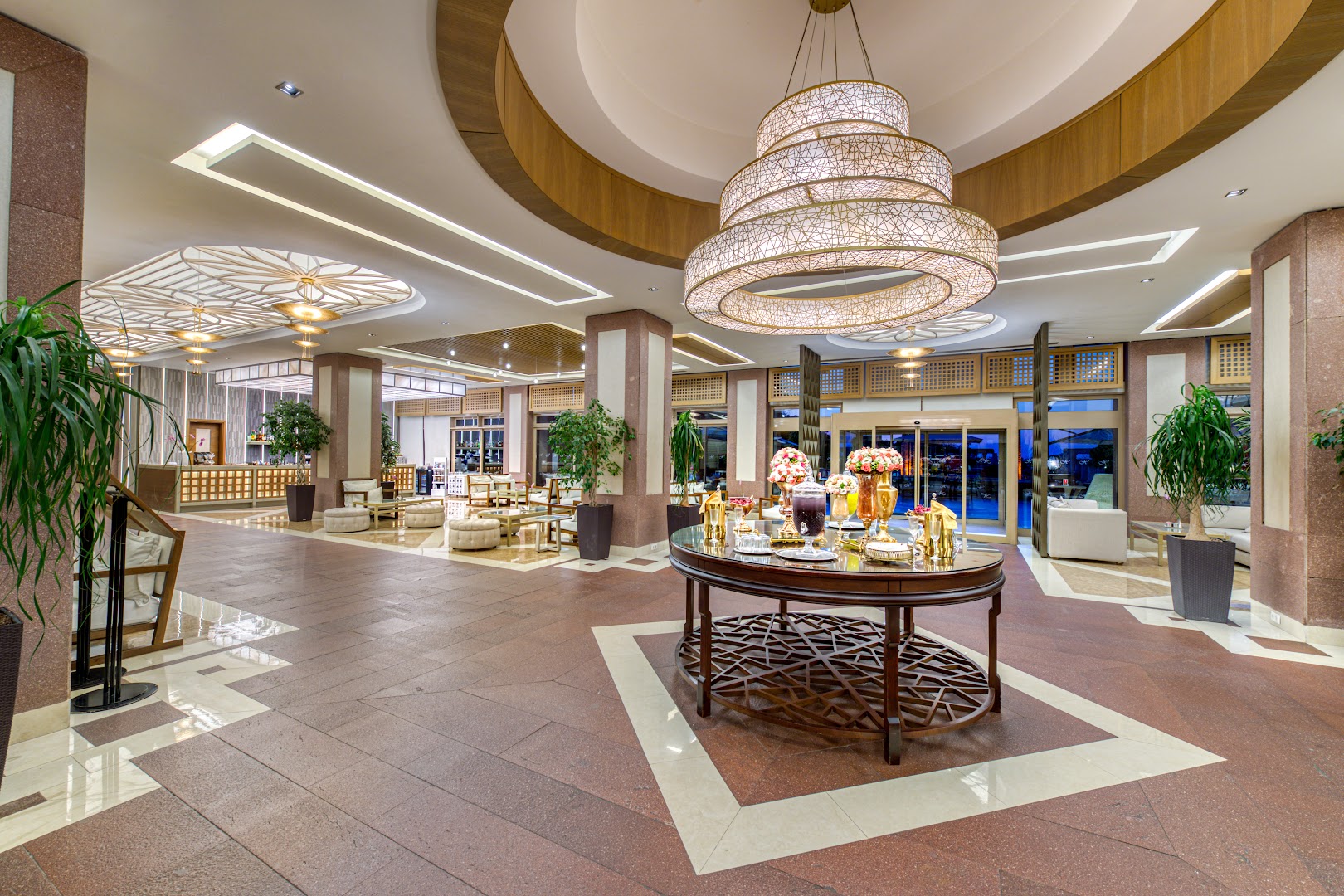 Xanadu Resort Hotel plašais un greznais vestibils Belekā, Turcijā — elegants interjers ar lielām lustrām un ērtām atpūtas zonām
