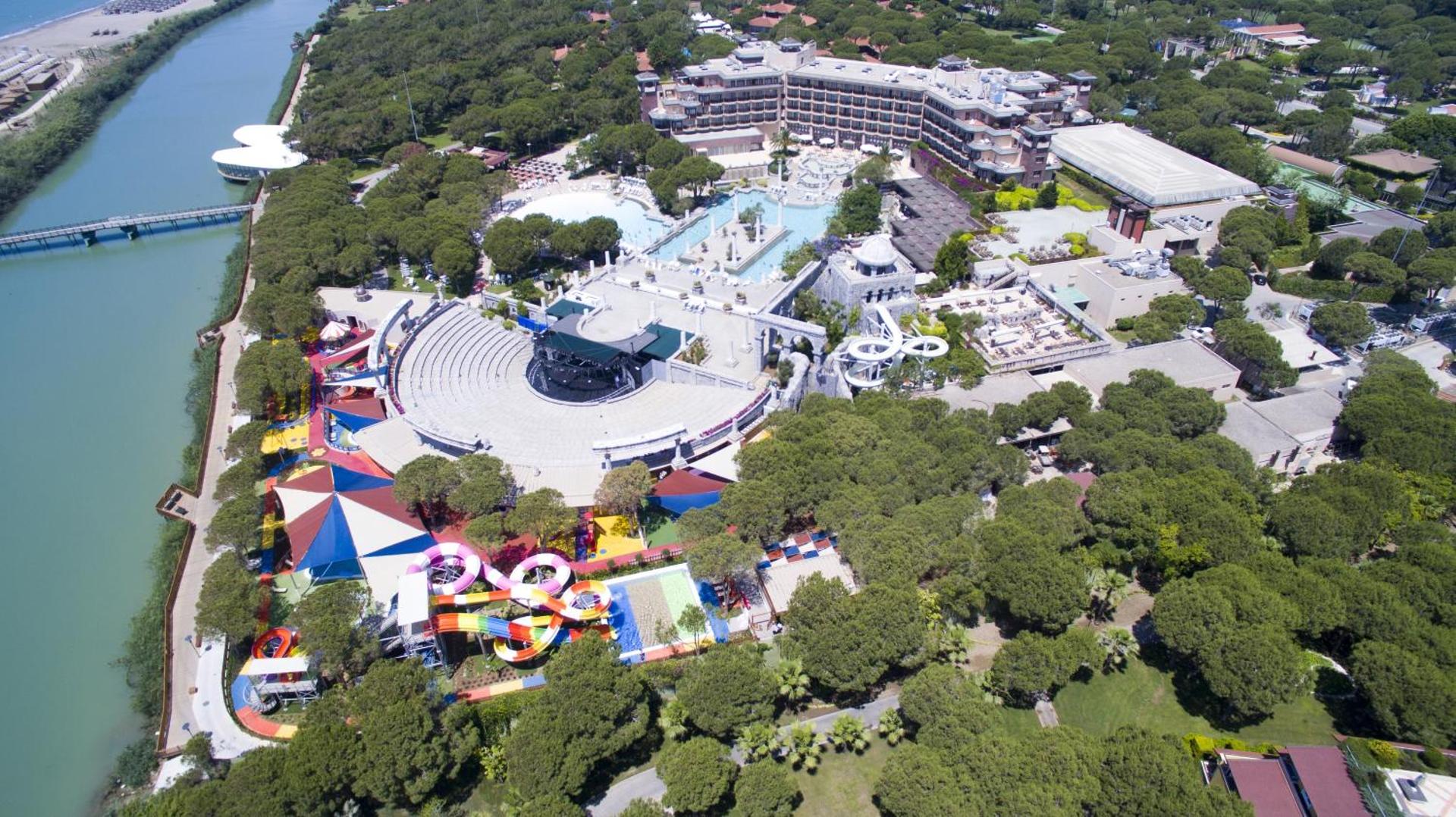 Xanadu Resort Hotel panorāmas skats Belekā — viesnīcas komplekss starp upi un jūru ar akvaparku un amfiteātri