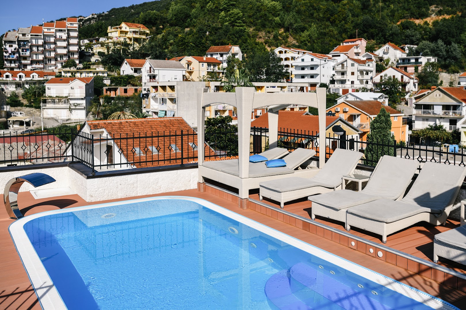Hotel ACD Wellness & Spa āra baseins uz jumta ar moderniem sauļošanās krēsliem un nojumi atpūtai Meljinē