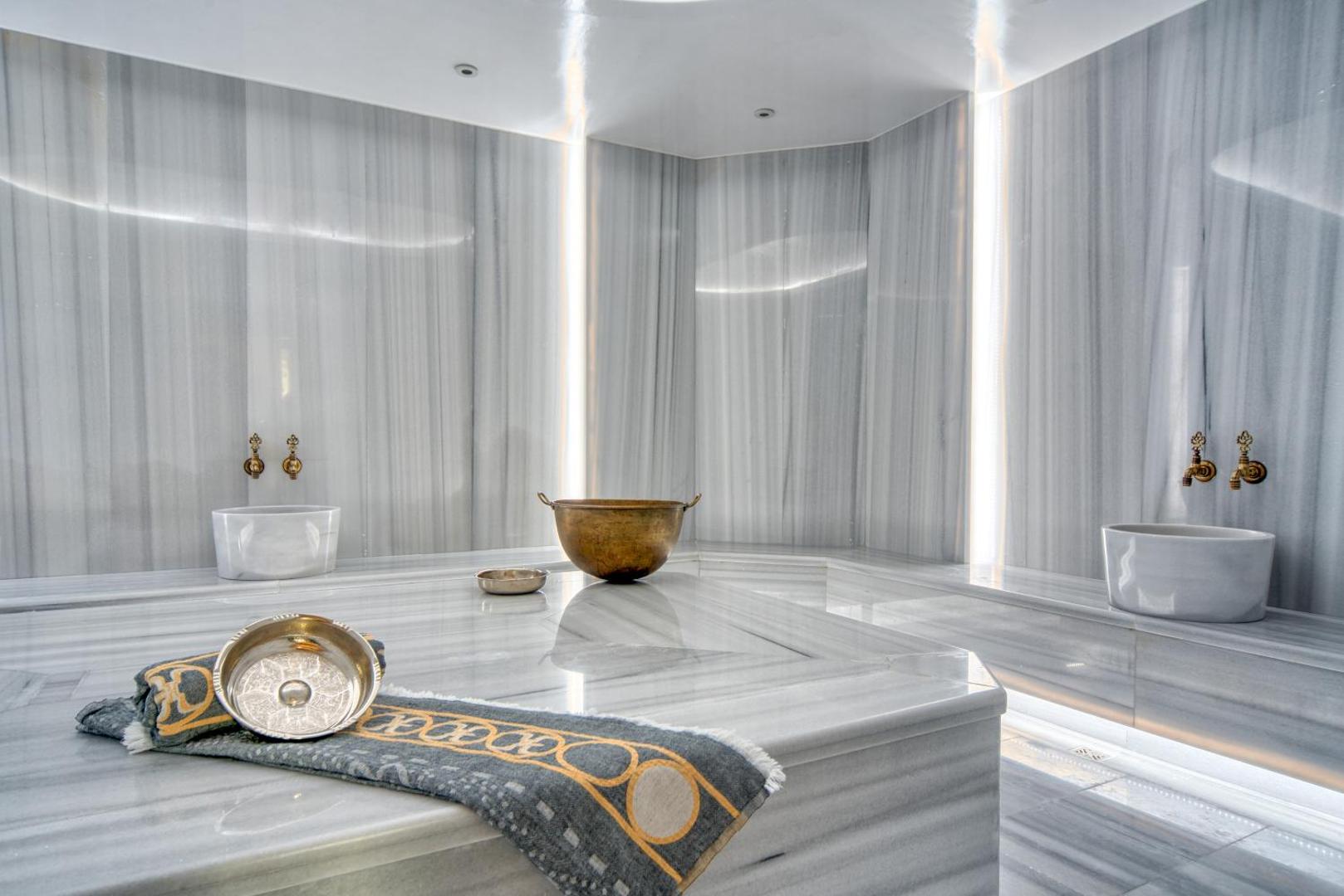 Hyatt Regency Kotor Bay Resort spa centrs ar tradicionālo marmora hamamu un vara traukiem relaksācijai — grezna atpūtas zona
