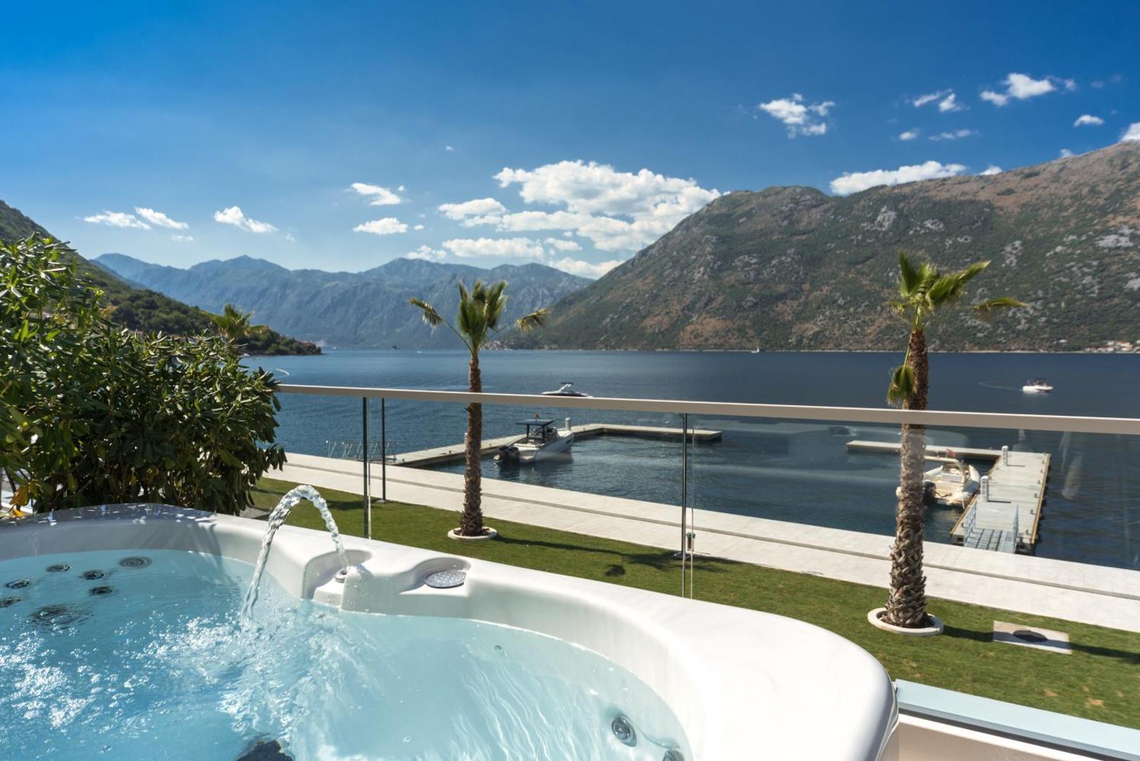 Āra džakuzi uz Hyatt Regency Kotor Bay Resort terases ar skatu uz Kotoras līci, piestātni un apkārtējiem kalniem