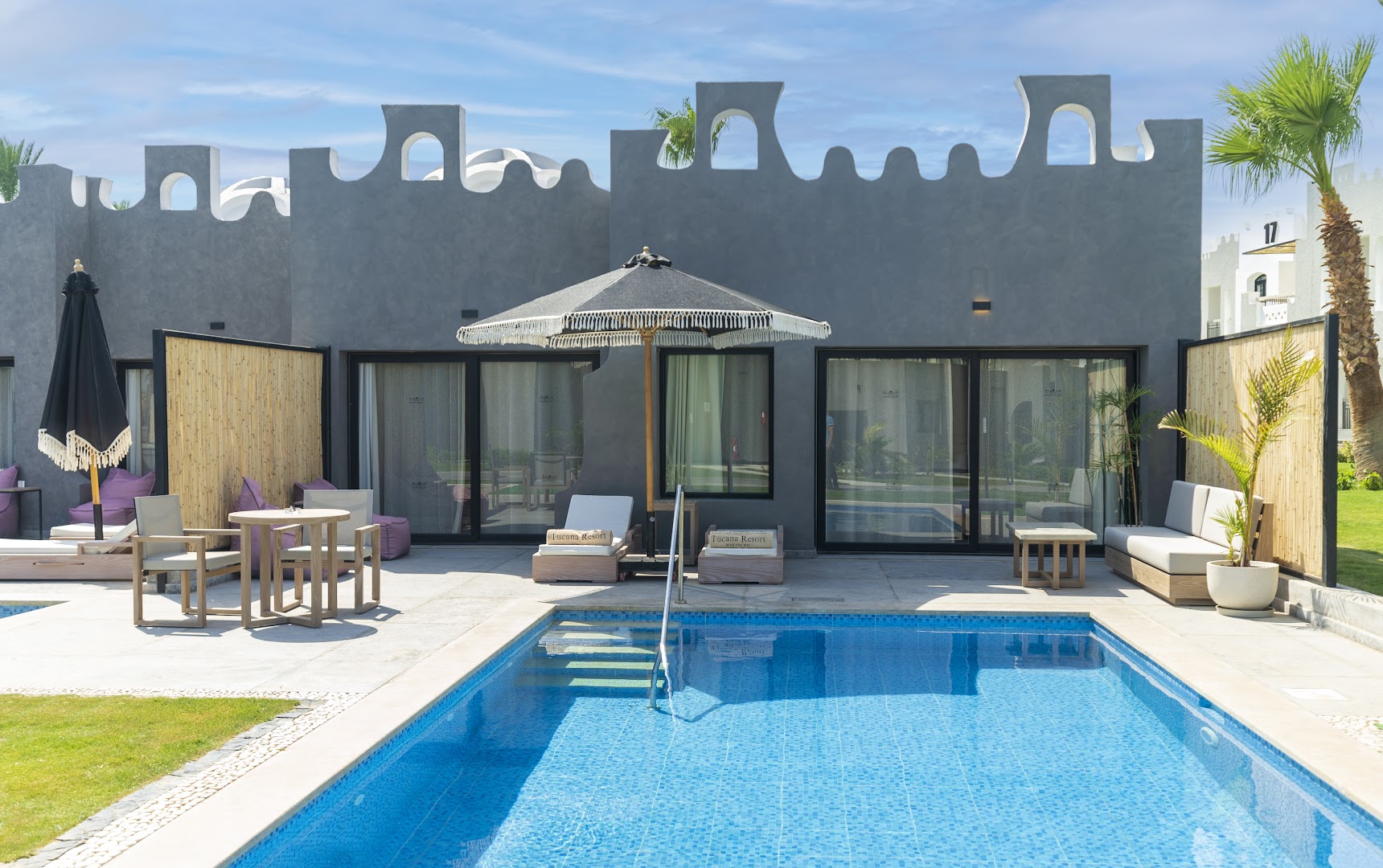 Sunrise Tucana Resort numurs ar tiešu piekļuvi baseinam, privātu terasi, saulessargu un modernām mēbelēm Hurgadas reģionā.