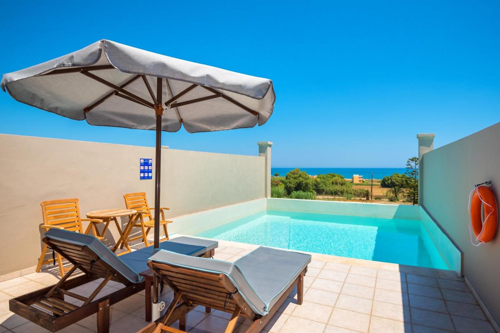 Solimar Aquamarine Resort numurs ar privātu baseinu, sauļošanās krēsliem un skatu uz Vidusjūru Krētā