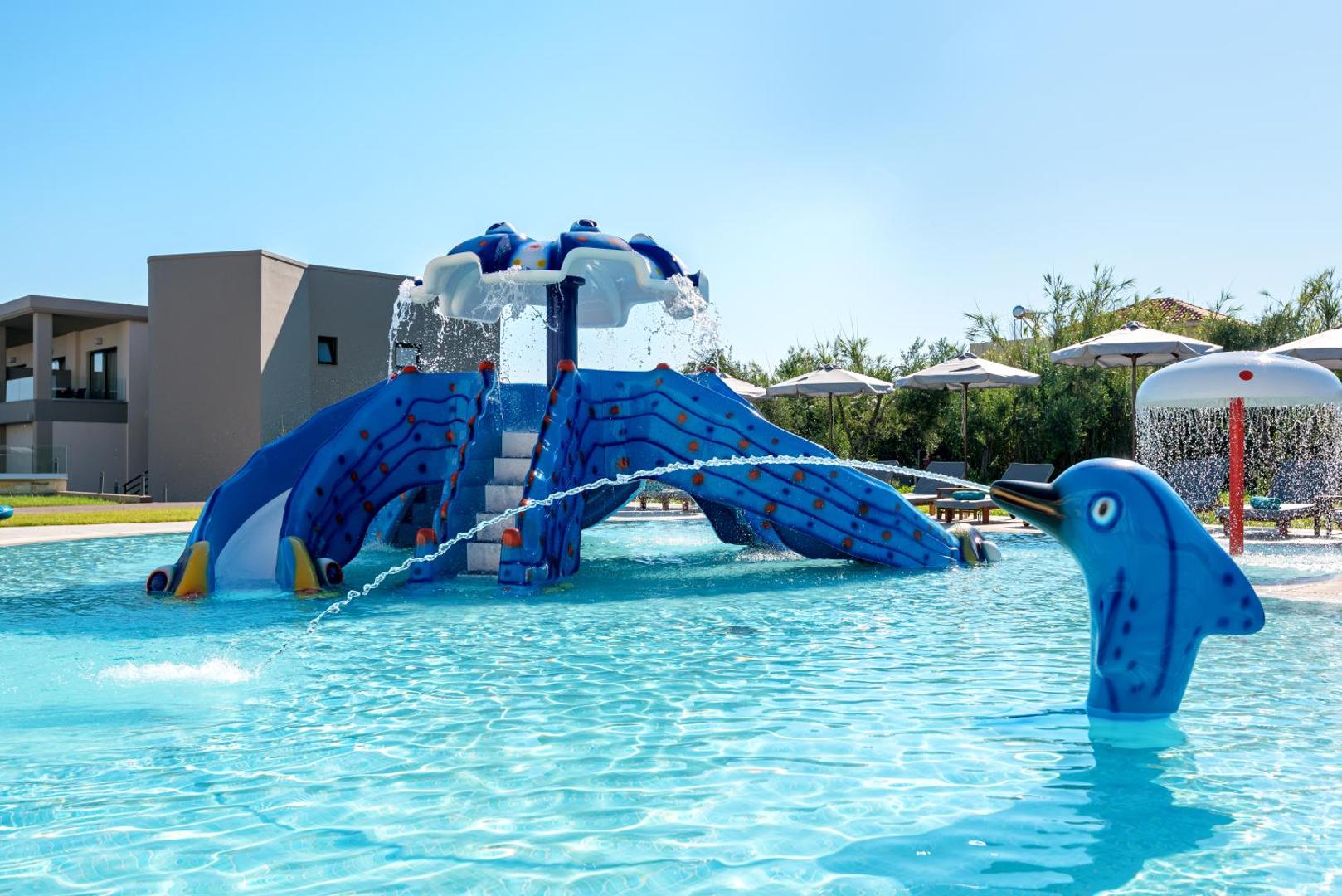 Solimar Aquamarine Resort bērnu ūdens atrakciju parks ar slidkalniņiem un strūklakām seklā baseinā ģimenes atpūtai Krētā