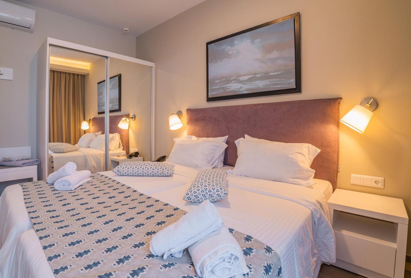 BIO Suites Hotel & Spa mājīgs numurs ar divguļamo gultu, spoguļskapi un siltu apgaismojumu Retimno kūrortā Krētā