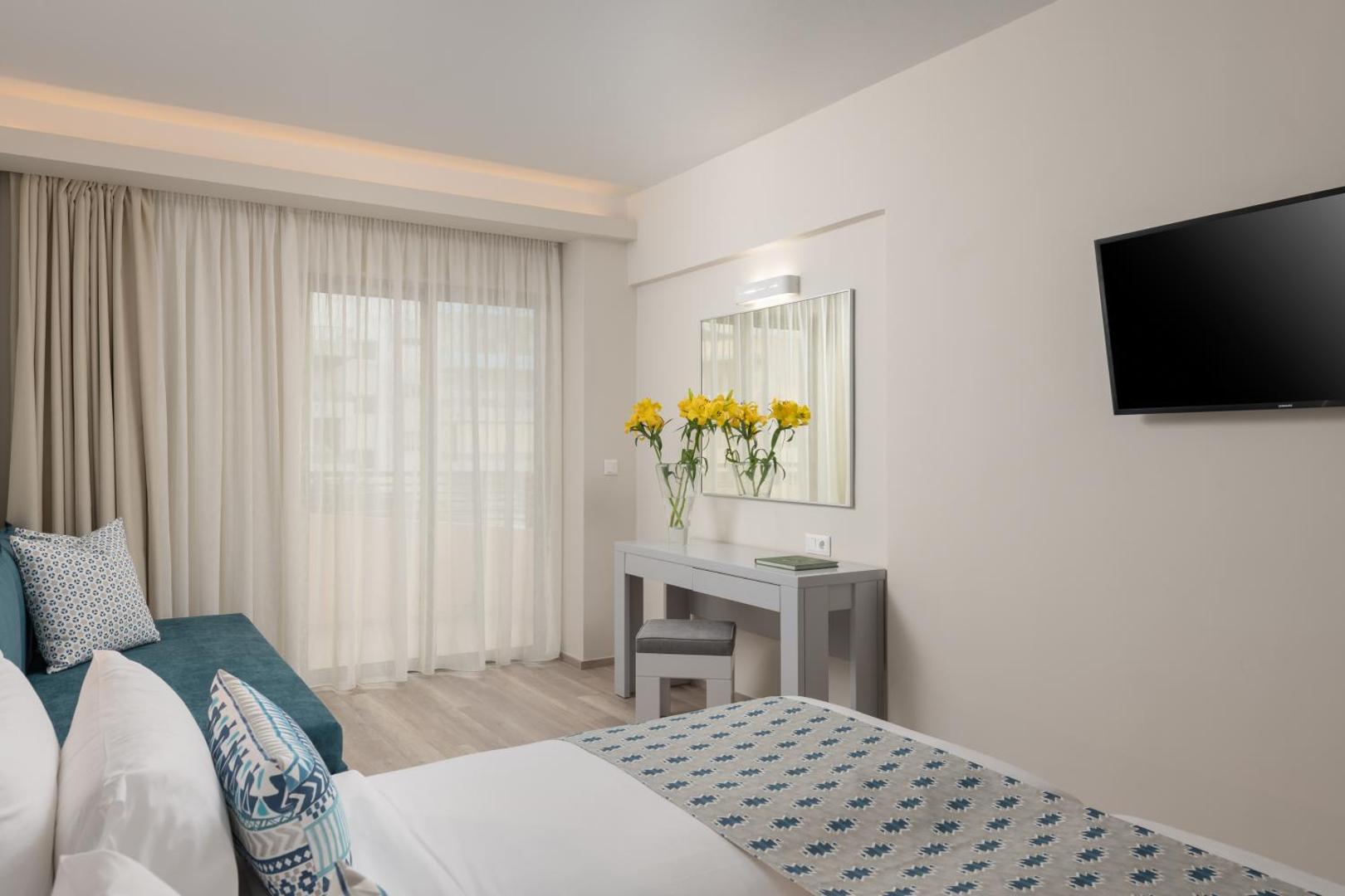 BIO Suites Hotel & Spa numura interjers ar darba galdu, spoguli un TV Retimno pilsētā Krētas salā