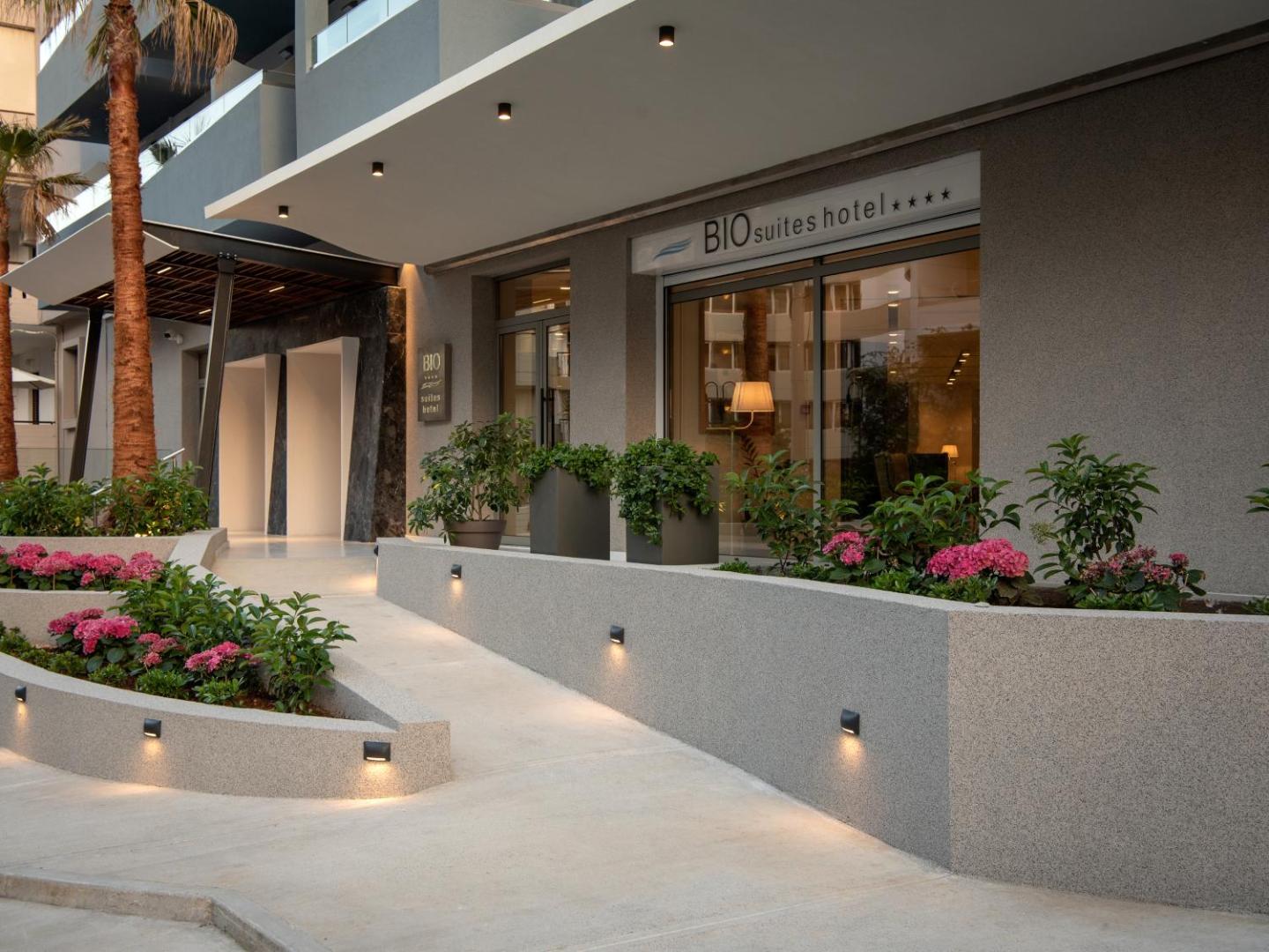 BIO Suites Hotel ieeja ar ziedošām hortenzijām un modernu apgaismojumu Retimno pilsētā, Krētā