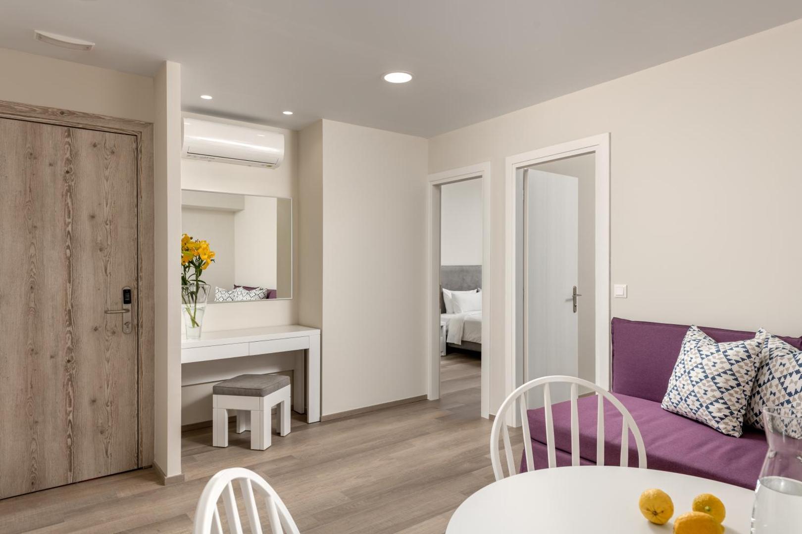 BIO Suites Hotel & Spa plašs ģimenes numurs ar violetu dīvānu un atsevišķām guļamistabām Retimno, Krētā