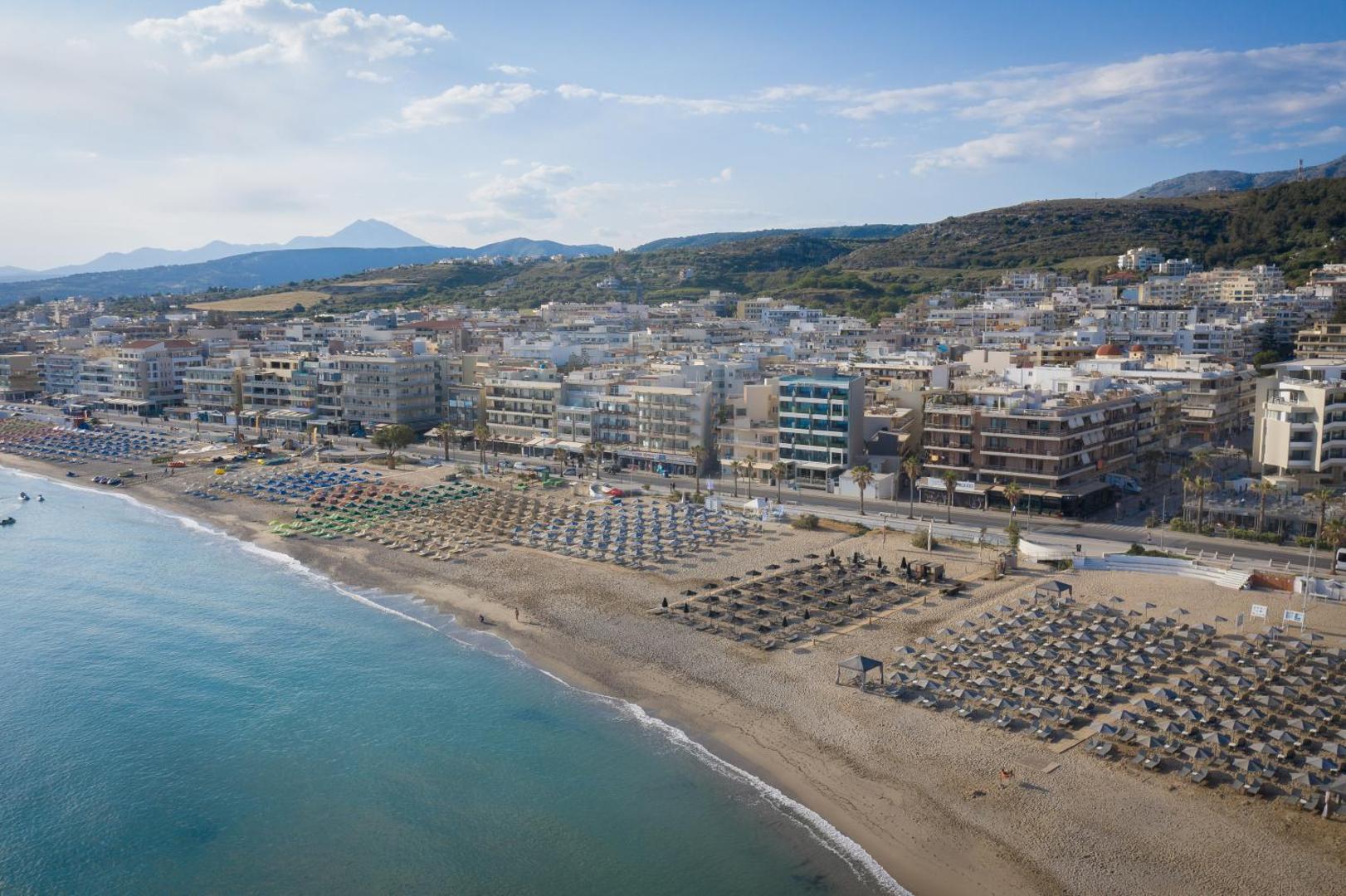 BIO Suites Hotel & Spa skats no putna lidojuma uz Retimno pilsētu un plašo smilšu pludmali Krētā ar saulessargiem