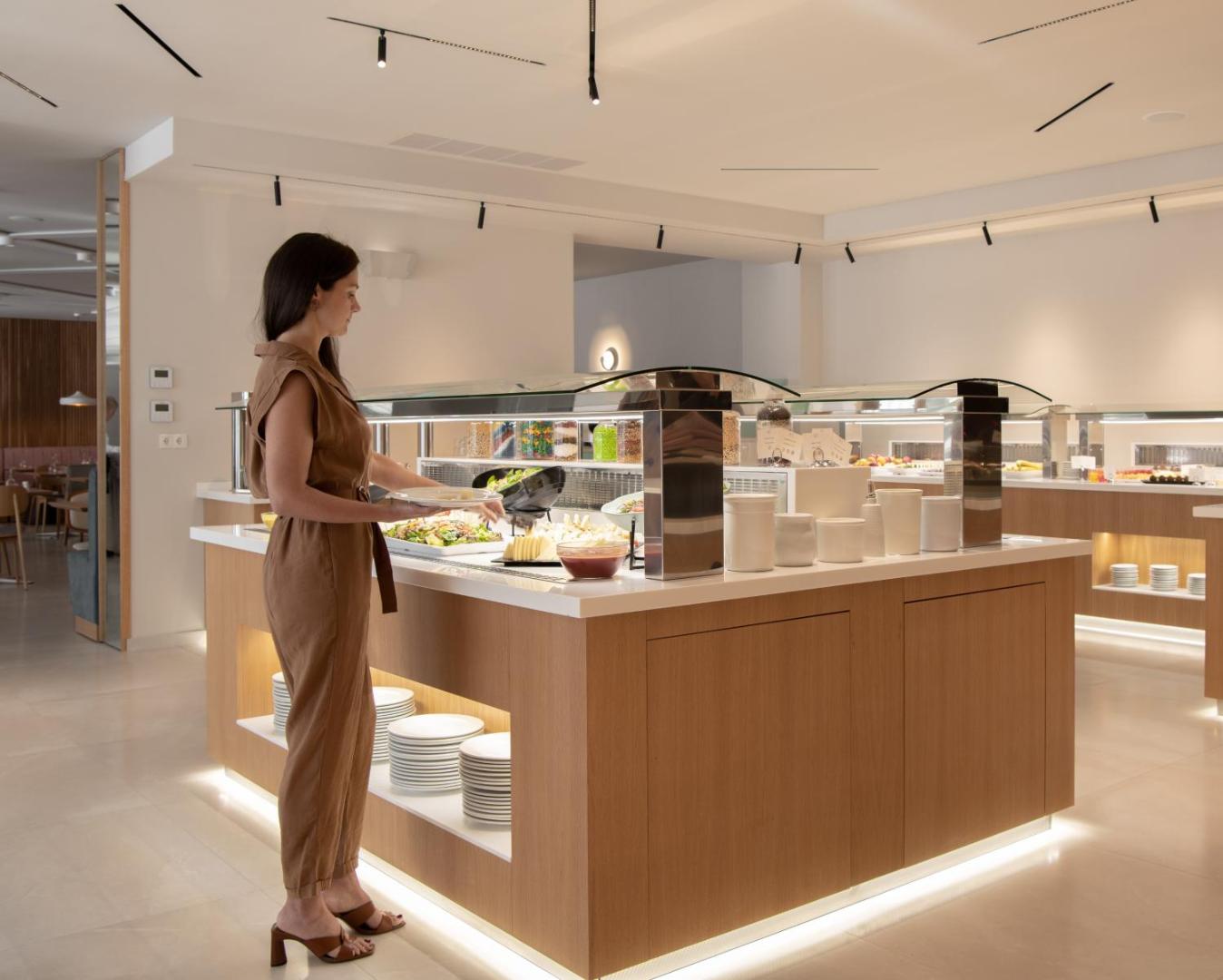 BIO Suites Hotel & Spa restorāna bufetes zona ar plašu uzkodu un ēdienu izvēli modernā, gaišā interjerā