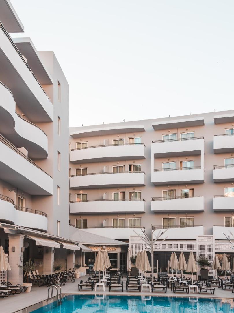 BIO Suites Hotel iekšpagalms ar āra baseinu, sauļošanās krēsliem un numuru balkoniem Retimno, Krētā