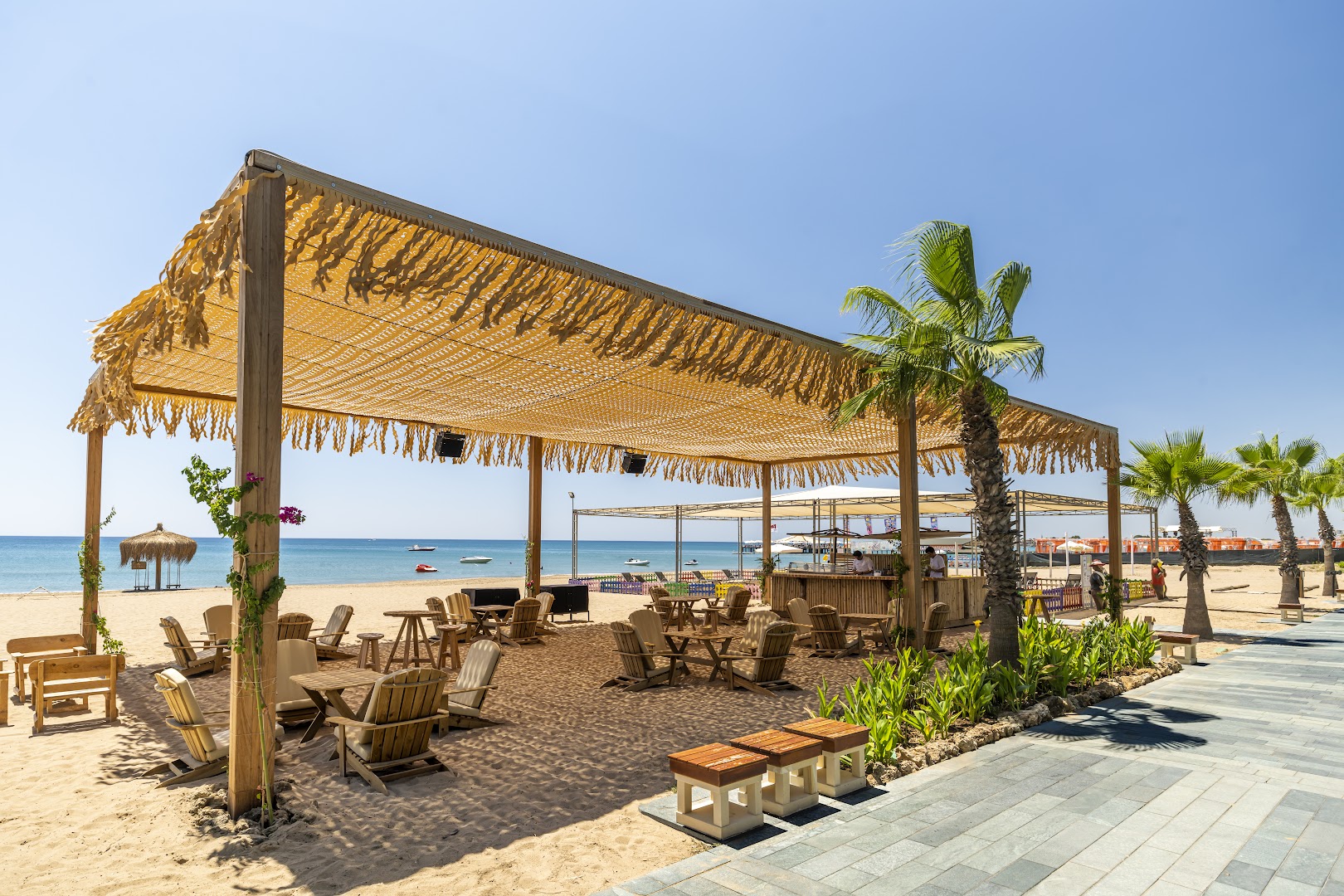 Ali Bey Resort pludmales bārs ar koka mēbelēm un nojumi Sides piekrastē — atpūtas zona smiltīs pie jūras