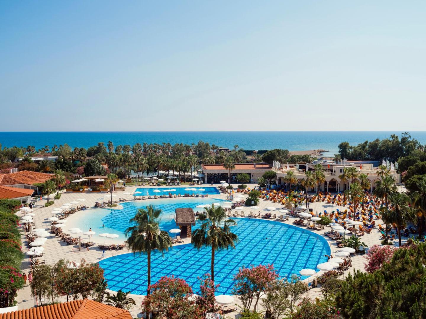 Selectum Family Resort Belek kūrorta panorāmas skats ar vairākiem baseiniem, atpūtas zonām un Vidusjūras piekrasti fonā.